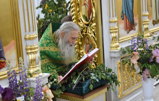 В праздник Святой Троицы (Пятидесятницы), схиархимандрит Илий возглавил богослужение в храме Сретения Господня.