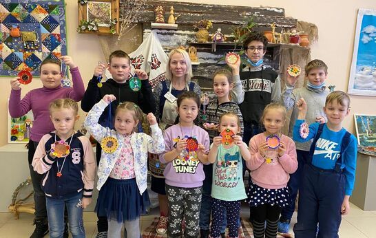 7 марта в стенах Православной Артели состоялся второй этап праздничного мастер-класса, на котором маленьким участникам удалось расписать керамическую тарелочку для украшений в подарок маме.