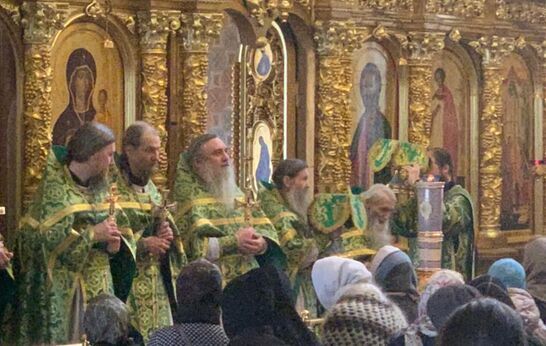 Схиархимандрит Илий (Ноздрин) возглавил Божественную Литургию по чину святителя Иоанна Златоустого в Введенском соборе Оптиной Пустыни.