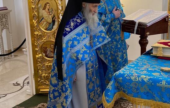 Схиархимандрит Илий (Ноздрин) совершил Божественную литургию в храме Сретения Господня Духовно-православного центра 