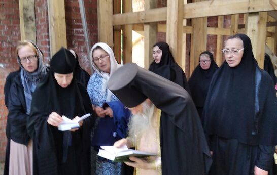 Духовник Святейшего Патриарха Московского и всея Руси Кирилла схиархимандрит Илий (Ноздрин) посетил 26 июня скит Свято-Введенского женского монастыря Орла в Ивановке и отслужил Божественную Литургию.