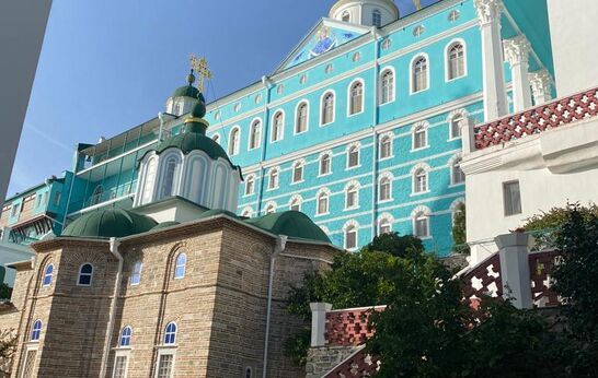 Батюшка Илий и Геннадий Николаевич Цурков молились за воскресной литургией в Свято-Пантелеимоновом монастыре.