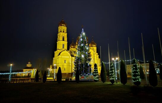 Нарядная ель в Вятском Посаде ждёт гостей!