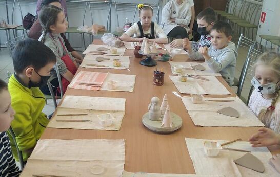 В последнее воскресенье марта в стенах Православной Артели состоялся тематический мастер-класс, на котором участники своими руками выполнили глиняные изделия – колокольчики в виде ракеты.