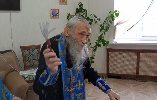 После утренней молитвы схиархимандрит Илий (Ноздрин) освятил икону Христа Спасителя.