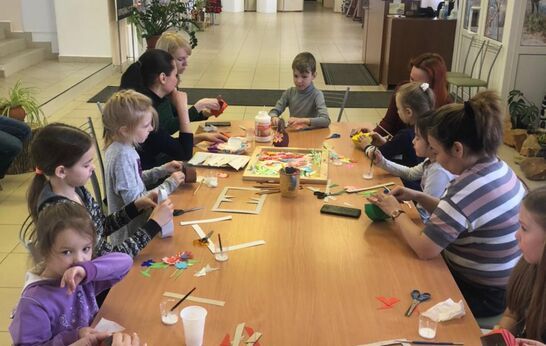 11 апреля в стенах Православной Артели состоялся традиционный праздник выходного дня, а именно – мастер-класс по изготовлению цветочной композиции в технике бумагопластика.