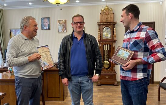 Геннадий Николаевич Цурков вручил благодарность директору «Шоу-технология»