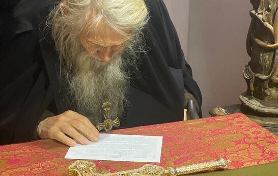 Батюшка Илий и Геннадий Николаевич Цурков с молитвой преклонились святыням Воскресенского войскового собора.