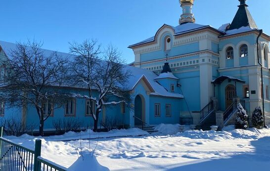 Cхиархимандрит Илий (Ноздрин) побывал в Подворье (приусадебное хозяйство) Оптиной Пустыни и посетил храм Иконы Божией Матери Спорительница хлебов, где помолился у святынь храма.