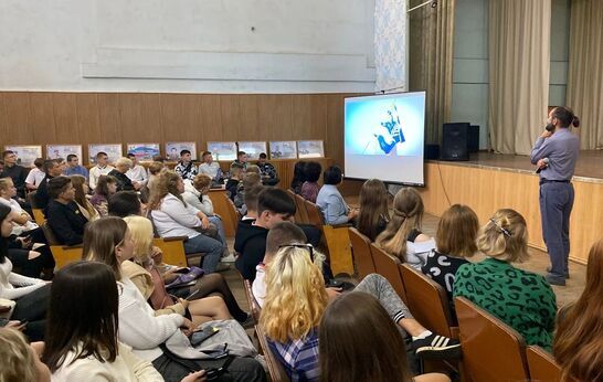 Урок мира для орловских студентов провел руководитель клуба исторической реконструкции Коренев Д.М.