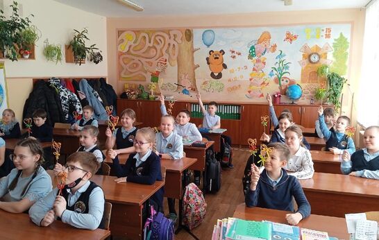 В минувший четверг педагог студии художественной обработки соломы Ольга Владимировна Герун провела серию творческих мастер-классов для самых юных учащихся школы №6 г. Орла.