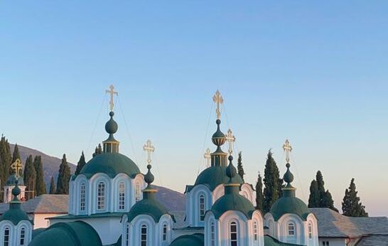 В праздник Рождества Девы Марии схиархимандрит Илий (Ноздрин) молился за Богослужением в храме Покрова Пресвятой Богородицы на Афоне.