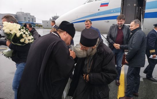 ЛИЧНЫЙ ДУХОВНИК ПАТРИАРХА ВСЕЯ РУСИ КИРИЛЛА ПРИЛЕТЕЛ В САЛЕХАРД    Сегодня в Салехард прилетел Схиархимандрит Илий. В аэропорту старца встречали арх