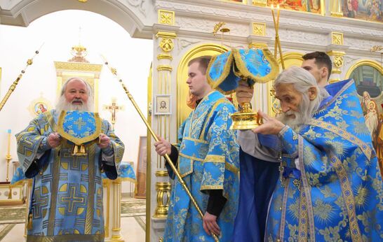 8 декабря митрополит Орловский и Болховский Тихон возглавил Божественную литургию в храме Сретения в «Вятском Посаде»