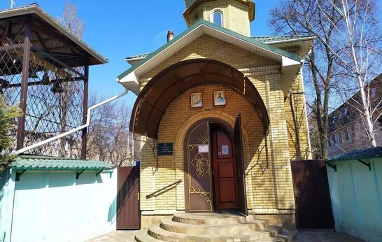 Священник рассказал как правильно прикладываться к иконам в храме