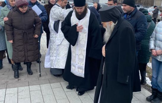 Схиархимандрит Илий (Ноздрин) и Геннадий Николаевич Цурков в сопровождении епископа Магнитогорского и Верхнеуральского Зосима побывали на месте обрушения многоквартирного дома в Магнитогорске.