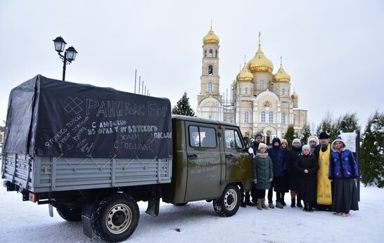 Вятский Посад передал на СВО автомобиль с рождественскими подарками.
