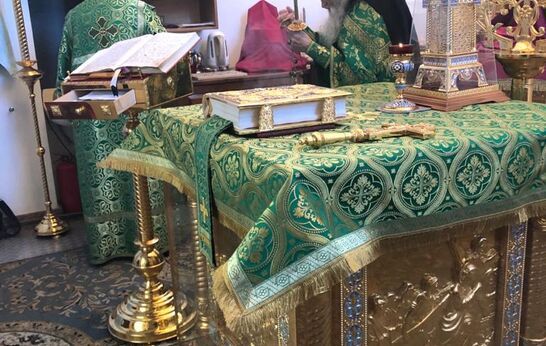 В день Троицкой родительской субботы, схиархимандрит Илий (Ноздрин) отслужил вечернюю службу.