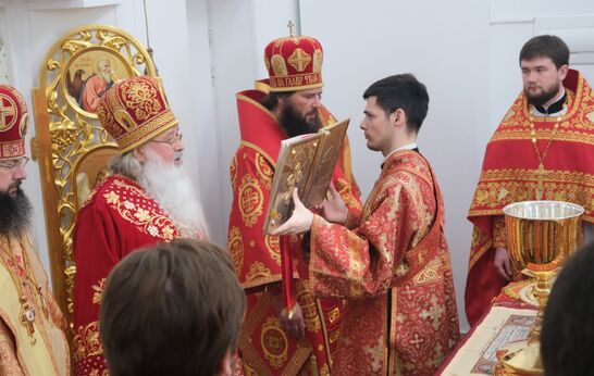 Второй день III Международного фестиваля православной культуры и народного искусства «Традиции Святой Руси», состоялась Божественная Литургия которую возглавил митрополит Орловский и Болховский Тихон