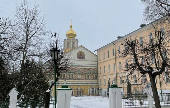 В Крестопоклонное воскресенье схиархимандрит Илий (Ноздрин) принял участие в Богослужении в Покровском храме Московской духовной академии.