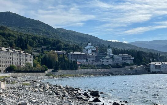 Схиархимандрит Илий (Ноздрин) молится на Святой Горе Афон.