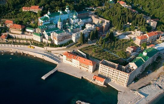 В воскресение Батюшка Илий молился за Божественной литургией в Покровском храме Свято-Пантелеимоновой обители.