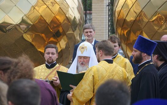 Патриарх освятил купола Храма Сретения Господня