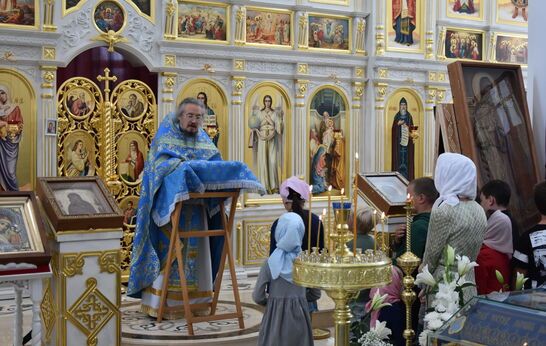 Настоятель храма протоиерей Александр Ордин отслужил праздничную Божественную литургию в храме Сретения Господня.