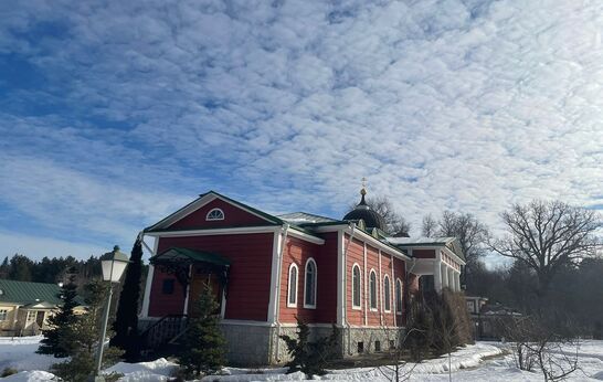 Схиархимандрит Илий (Ноздрин) молится в скиту святого Великомученика Дмитрия Солунского.
