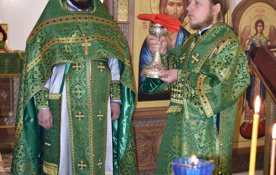 Что представляют собой дарохранительница, епитрахиль и рака?