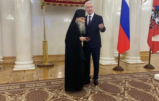 Мэр Москвы Сергей Собянин вручил схиархимандриту Илию (Ноздрину) орден Почёта