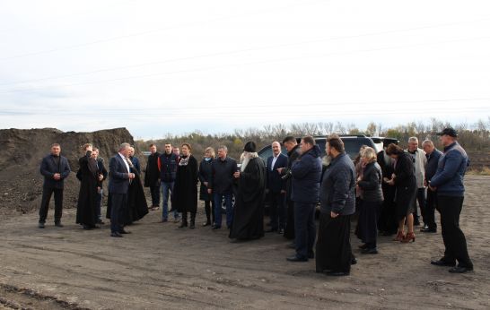 Представители региональной власти, меценаты и другие высокопоставленные гости из разных регионов страны посетили строящееся подсобное хозяйство «Орловский колос»