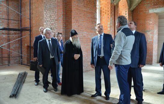 Полномочный представитель Президента РФ в ЦФО Александр Беглов посетил строящийся Храм Сретения Господня.