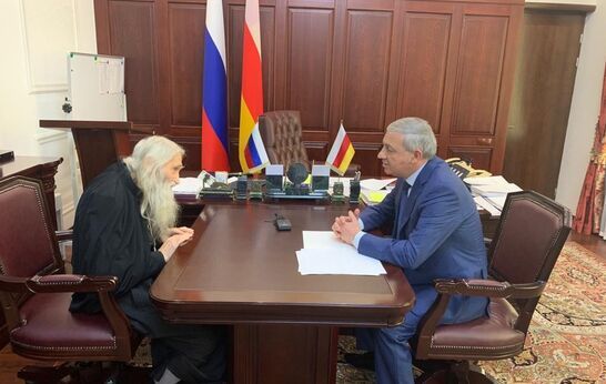 Схиархимандрит Илий (Ноздрин) и руководитель проекта 