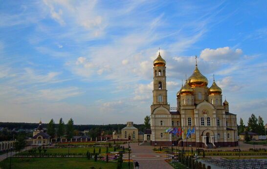 Почему при входе в храм и выходе из него крестятся три раза?