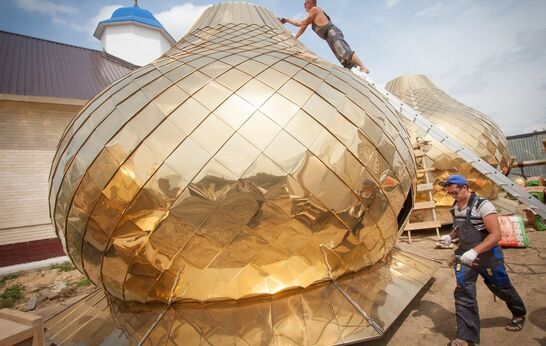 Водружение куполов на Храм Сретения Господня