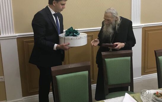 Глава региона Андрей Клычков поздравил батюшку Илия с приближающимся Новым годом и Рождеством Христовым
