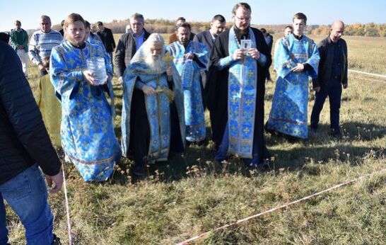 Молебен на участке, отведенном под строительство подсобного хозяйства Вятского Посада