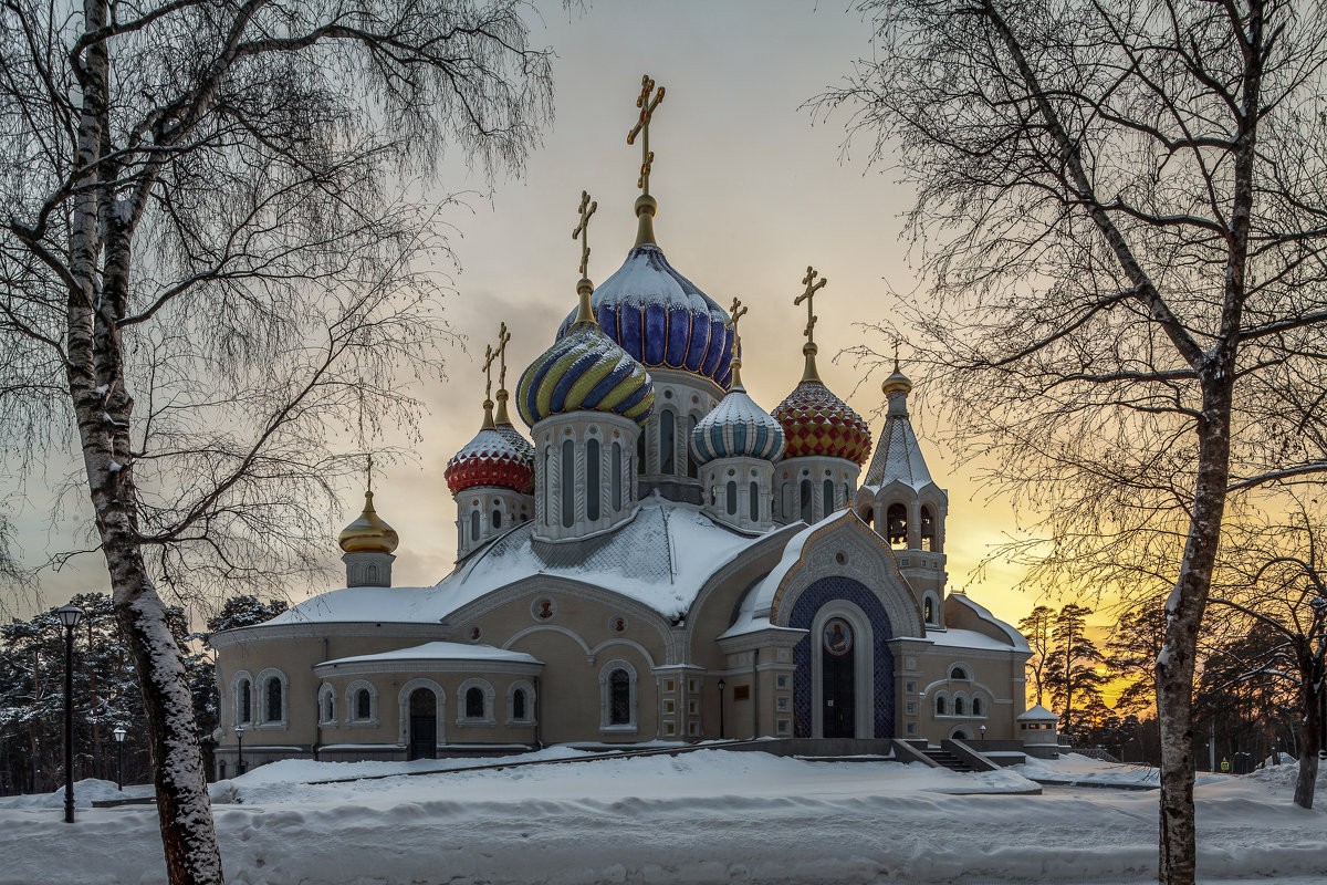 Какие храмы в переделкино. Церковь Святого Игоря Черниговского Переделкино. Храм Игоря Черниговского в Переделкино зима. Патриаршее подворье в Переделкино. Храм Святого благоверного князя Игоря Черниговского.