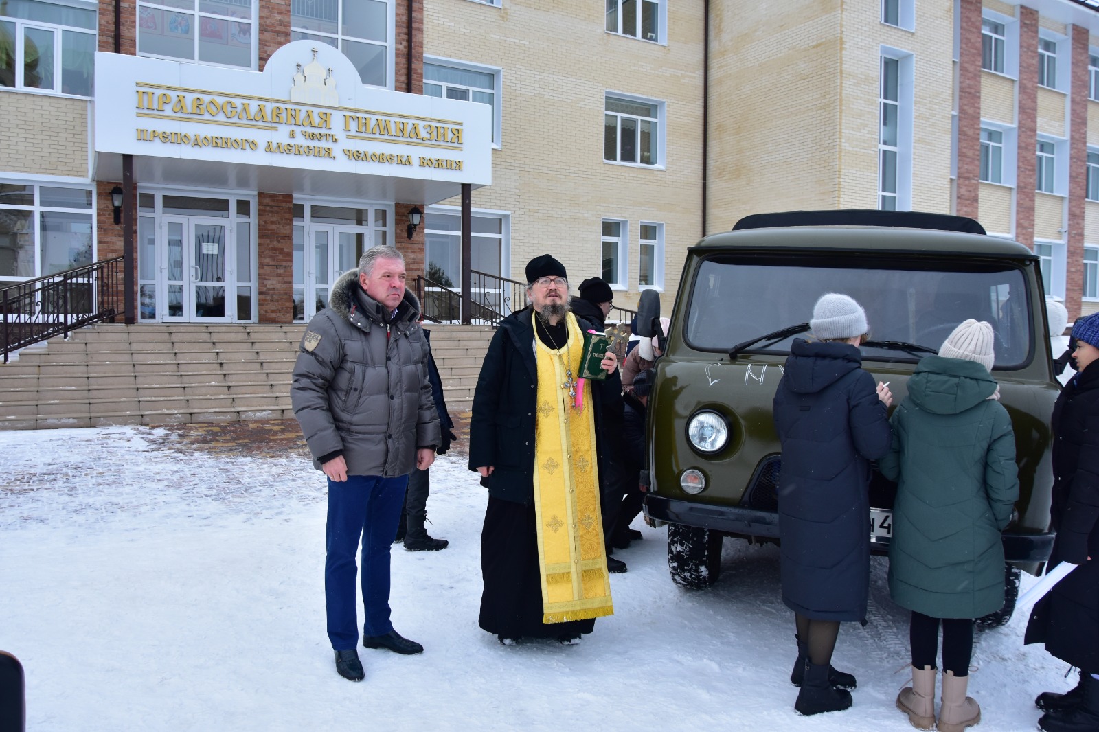 Вятский Посад передал на СВО автомобиль с рождественскими подарками.