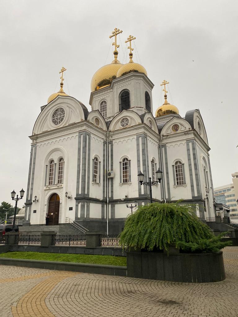 Схиархимандрит Илий (Ноздрин) молился за Богослужением в храме Александра  Невского города Краснодара.